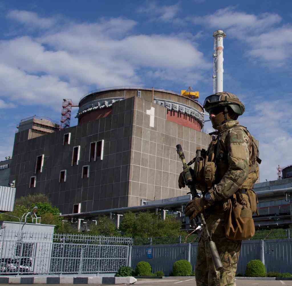 Ein russischer Soldat hält Wache im Kernkraftwerk Saporischschja