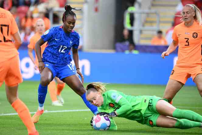 Dutch goalkeeper Daphne van Domselaar faces Frenchwoman Melvine Malard, at Rotherham Stadium, July 23, 2022.