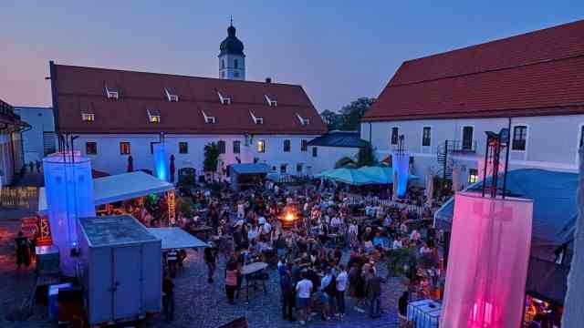 Celebrity tips for Munich and Bavaria: Evening atmosphere in the Ebersberger Klosterbauhof: the two-week free festival is held there until the end of July "Culture Fire 2022" with concerts and gastronomy.