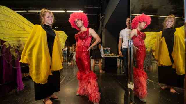 Costume sales in the Gärtnerplatztheater: The butterfly is an elaborately crafted piece: the wing construction was specially built in the theatre's locksmith shop.  That's why Jennifer Kreis from the men's tailor shop would like to slip into the costume, as does David Berger "Priscilla"-Outfit.