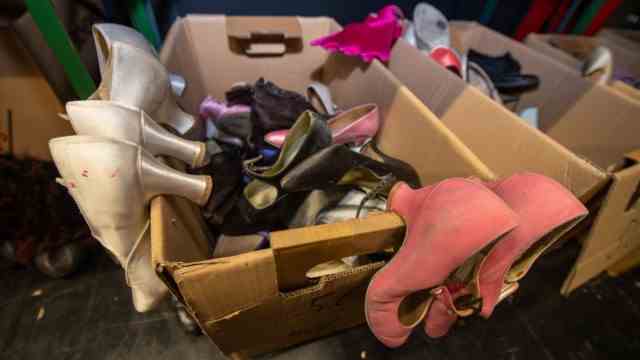 Costume sales in the Gärtnerplatztheater: masks, hats and shoes in many boxes and in all sizes.