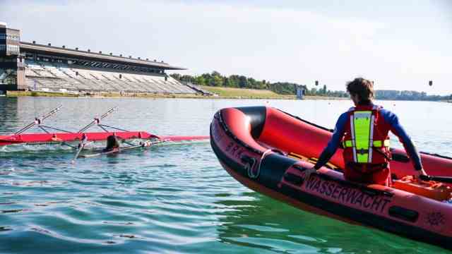 Sport in Munich: rescuers approach the capsized boat.