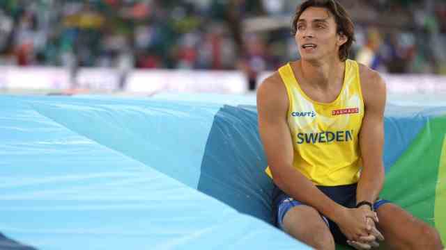World record by Armand Duplantis: Duplantis improves the record centimeter by centimeter - most recently in January indoors.