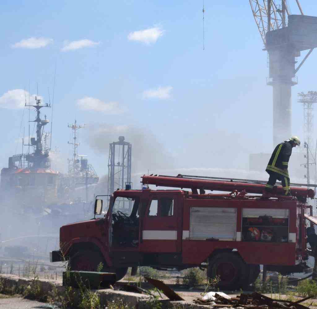 Feuerwehrleute im Hafen von Odessa nach dem Raketenangriff