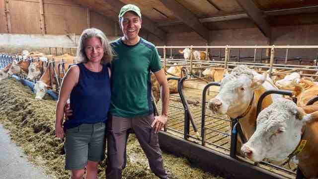 Agriculture: Petra and Thomas Unkelbach in their cowshed in Hergolding near Vaterstetten.