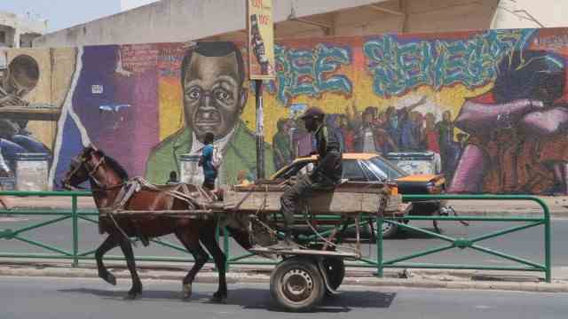 Street art in Dakar: In a country with more than 50 percent illiteracy, such murals also have news and educational value.