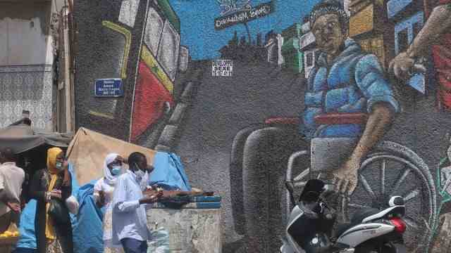Street art in Dakar: The integration of wheelchair users and the disabled into society is one of the urgent social issues.
