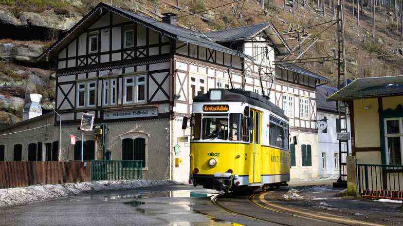 Die Kirnitzschtalbahn - hier auf einem Archivbild - fährt eigentlich von Bad Schandau zum Lichtenhainer Wasserfall.