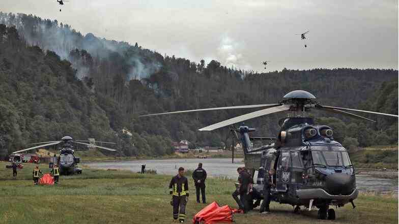Über dem Nationalparkgebiet kreisen sowohl auf deutscher als auch auf tschechischer Seite die Hubschrauber, um die Feuerwehrleute beim Löschen zu unterstützen.