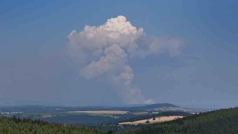 Eine kilometerhohe Rauchwolke vom Brand am Prebischtor ist sogar vom Kamm des Osterzgebirges in Zinnwald zu sehen.