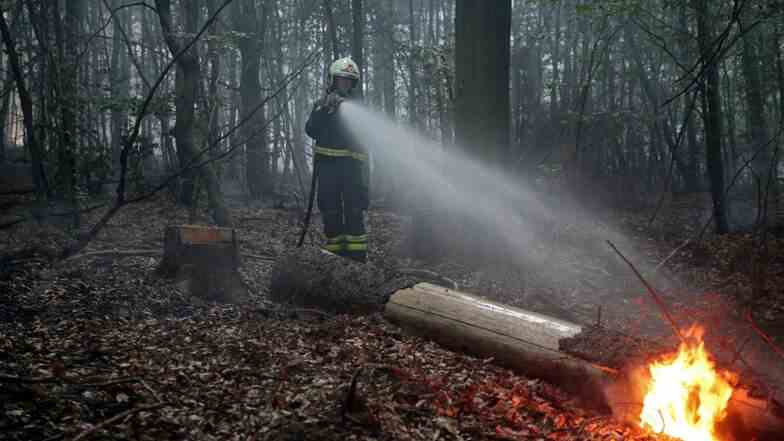 Wo die Flammen unter Kontrolle sind, sorgen Glutnester für angespannte Tage. Ohne Regen kann sich die Brandwache noch über Wochen ziehen.
