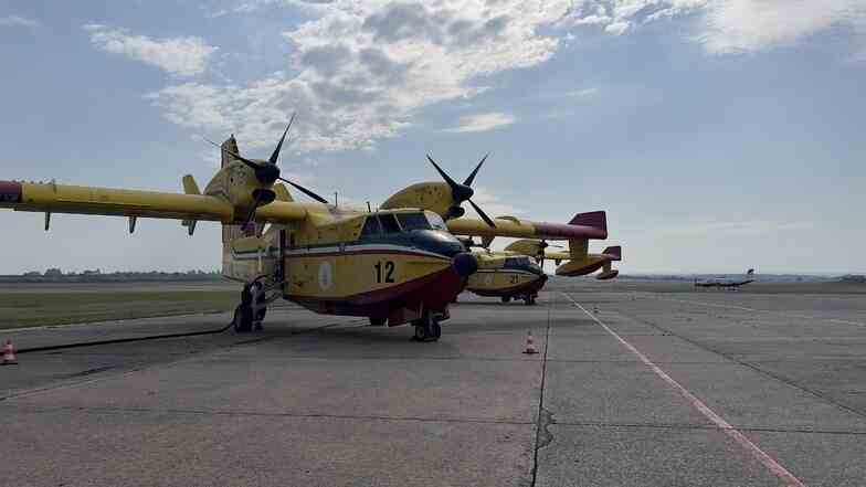 Die beiden italienischen Löschflugzeuge waren am Mittwochabend in Vodochody gelandet. Sie unterstützen die örtlichen Feuerwehren bei der Brandbekämpfung im Nationalparkgebiet.
