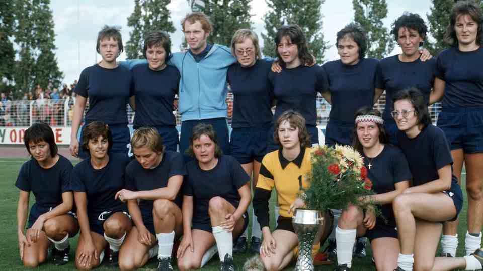 The winning team of TuS Wörrstadt in 1974 with Bärbel Wohlleben (back, sixth from left)