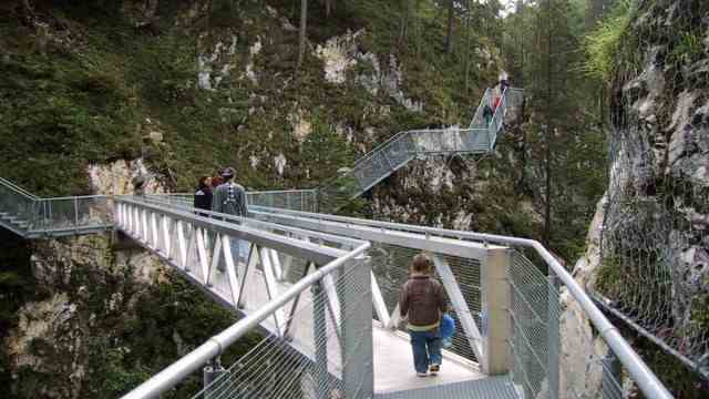 Leisure: The Leutasch Geisterklamm is crossed at a height of 44 meters with a steel lattice walkway.  The adventure trail is an attraction in the Mittenwald-Leutasch holiday region.
