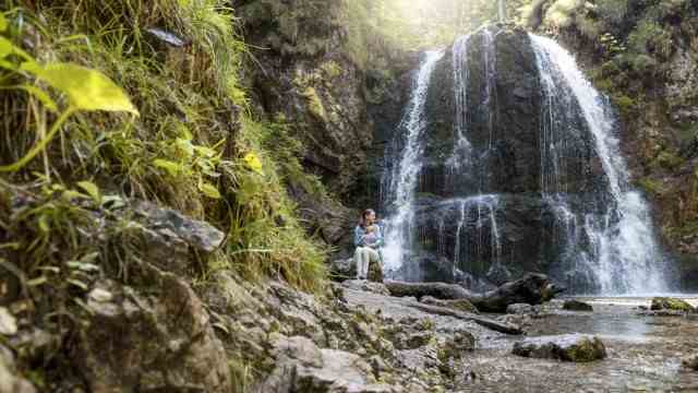 Recreation: The round trip leads in Josefsthal along the Hachelbach to the twelve meter high waterfalls.