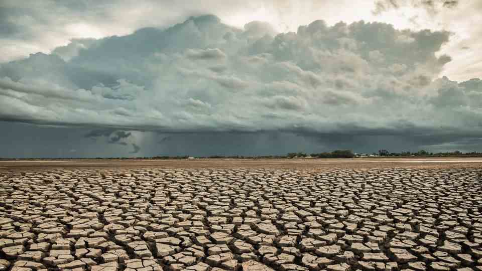 Global warming 1.5 degrees: rain falls on dry ground