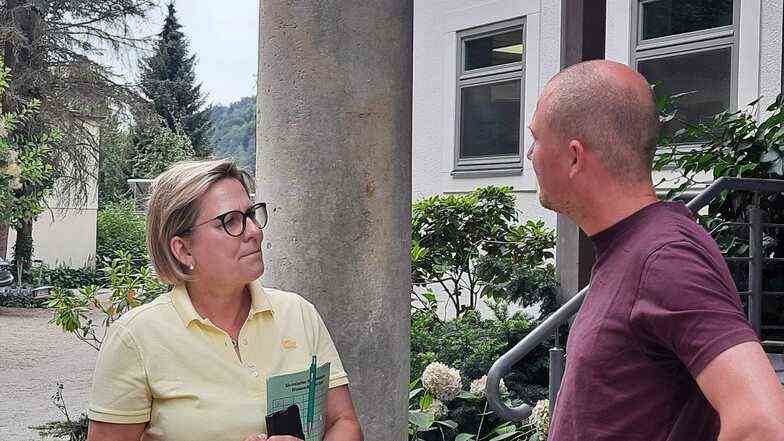 Sachsens Tourismusministerin Barbara Klepsch trifft Gastwirt Moritz Hitzer.