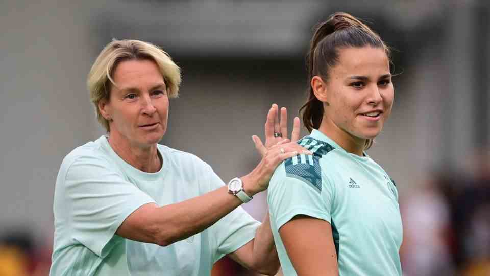 National coach Martina Voss-Tecklenburg (left) thinks highly of Lena Sophie Oberdorf