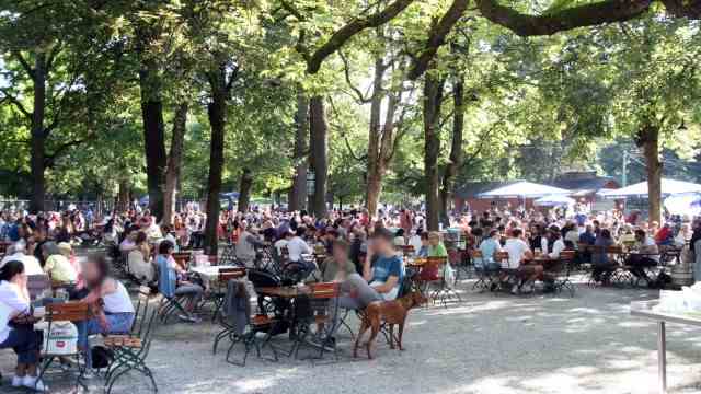 Celebrity tips for Munich and Bavaria: In the heat, beer garden visitors mainly look for shady places under trees or parasols in the "Royal Deer Garden".