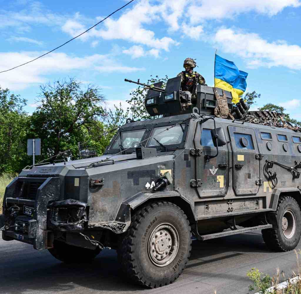 Ukrainischer Soldat auf einem Militärfahrzeug bei Kramatorsk