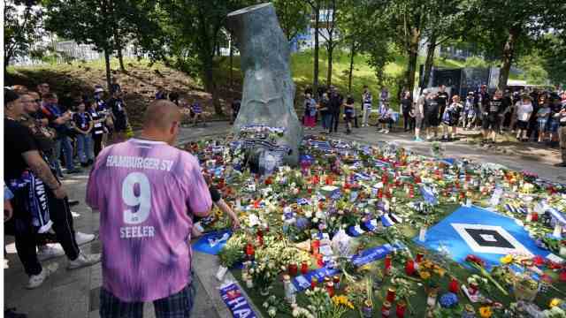 HSV vs. FC Hansa: place of mourning: Visitors lay flowers and wreaths in front of Seeler's bronze foot.