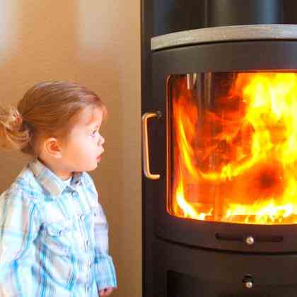 child watching the fire in a fireplace |  picture alliance/ dpa