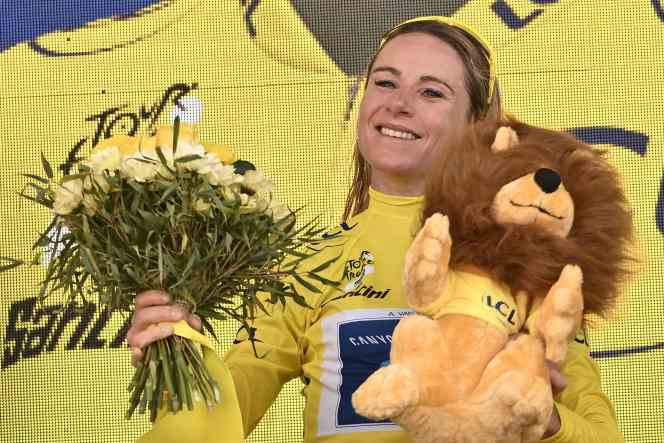 Dutchwoman Annemiek Van Vleuten celebrates her victory in the Women's Tour de France on July 31, 2022 at La Planche-des-Belles-Filles (Haute-Saône).