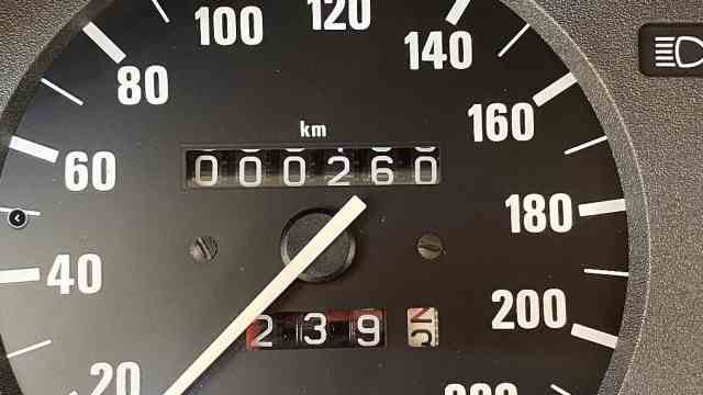 260 kilometers on the odometer: The odometer reading is original: the 3-series BMW drove only 260 kilometers in 37 years.