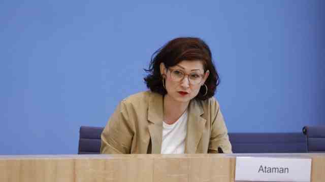 Federal Government Commissioner: The Bundestag is to decide next Thursday on the election of the controversial publicist Ferda Ataman as the Federal Government's Anti-Discrimination Commissioner.