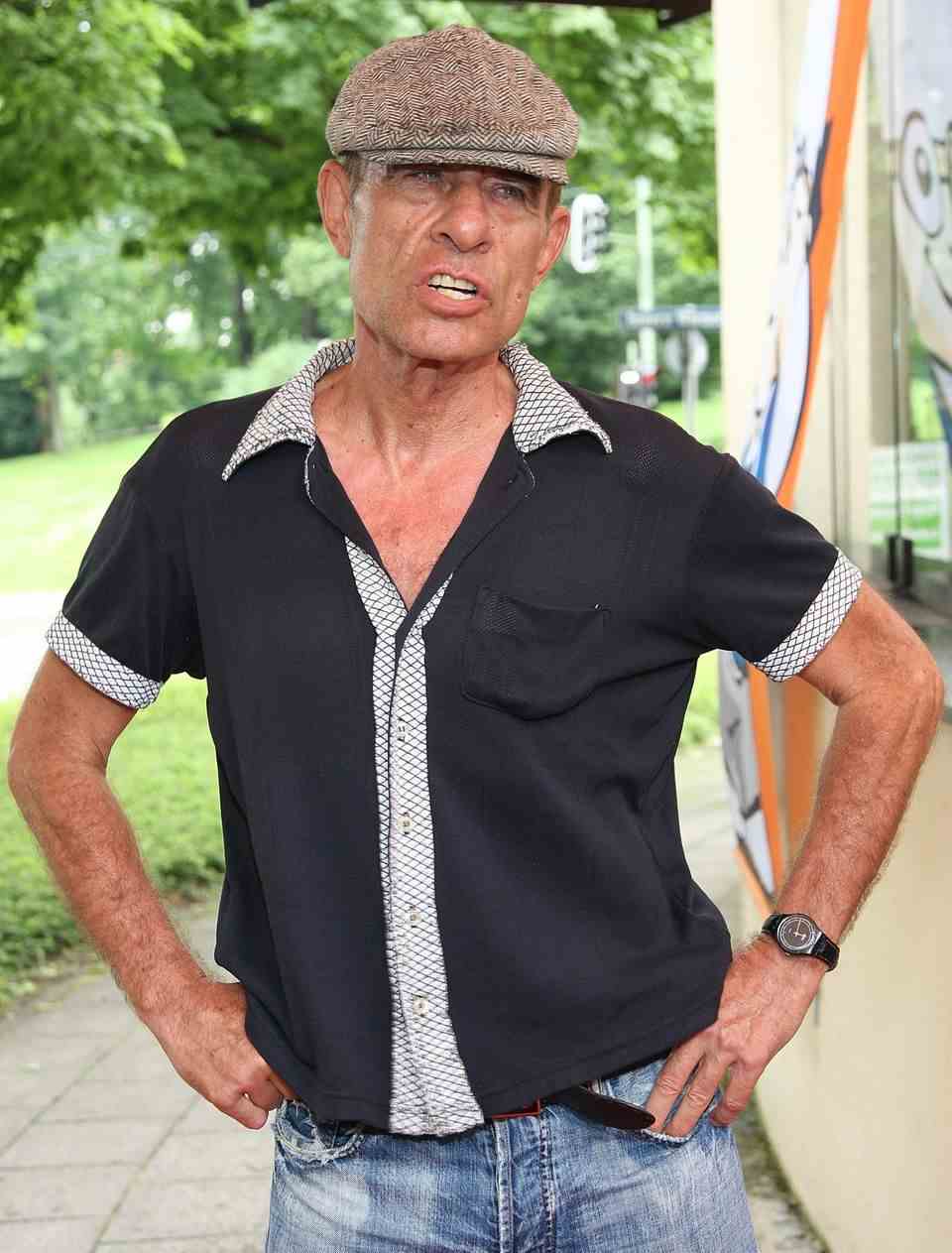 This is how his fans will remember him: Dressed casually in jeans, a low-cut short-sleeved shirt, his cap pulled over his eyes: the filmmaker Klaus Lemke died in his hometown of Munich at the age of 81.  Lemke was one of the most important independent directors in the country.  He produced his films on a tiny budget and mostly with amateur actors.  His films captivated with the often improvised dialogues and the scenes filmed with a hand-held camera "rocker" (1972) or "amore" (1978) with great naturalness and vitality.  Lemke was the discoverer of countless actresses and actors, including Iris Berben, Cleo Kretschmer, Wolfgang Fierek, Dolly Dollar and Saralisa Volm. 