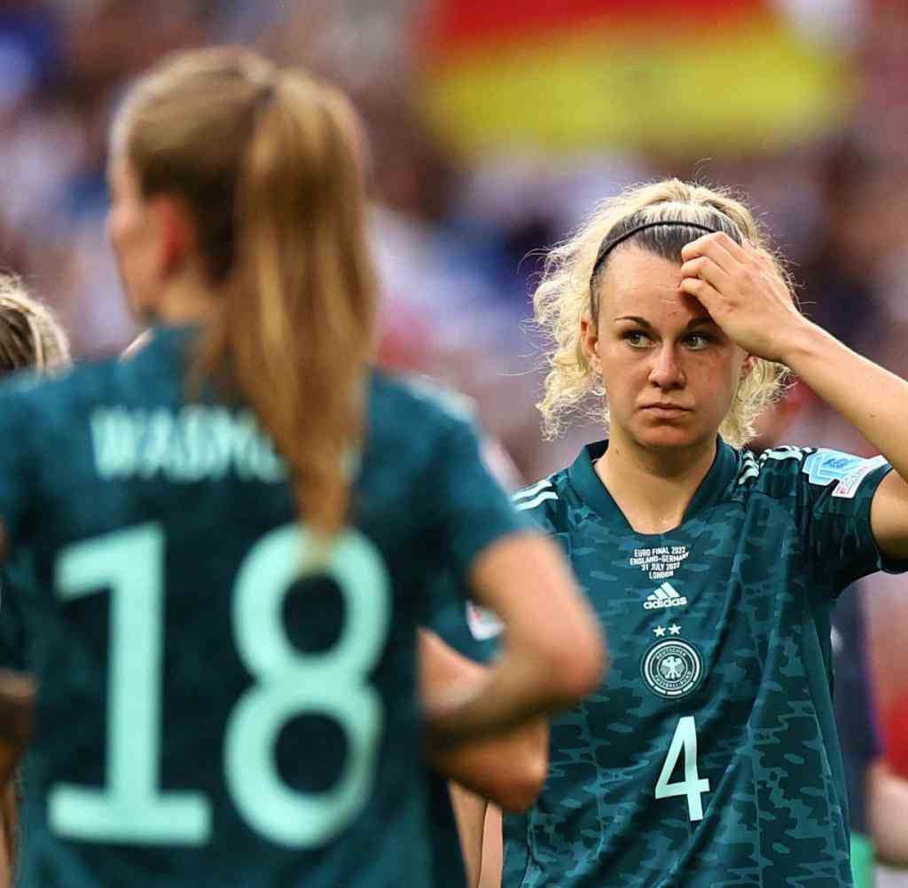 Diese Leere: Lena Lattwein und die deutsche Mannschaft nach dem verlorenen Endspiel