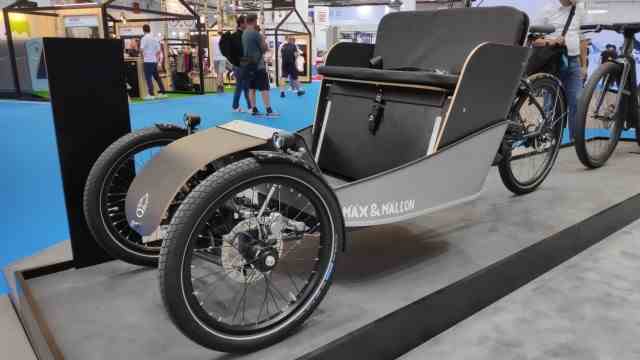 Eurobike: The Max & Mäleon is the first cargo bike from the Frankfurt start-up of the same name.  It combines long john with rickshaw and tilting technology.
