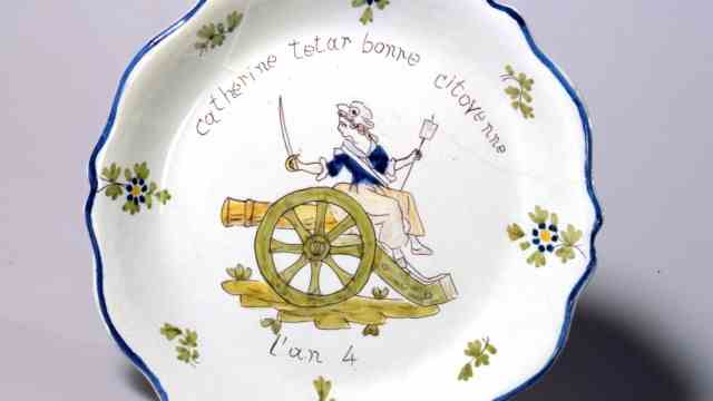 Exhibition on citizenship in the DHM: In an emergency, citizens should defend their country with weapons: A plate commemorating the French Revolution, which reorganized the relationship between state and citizen.