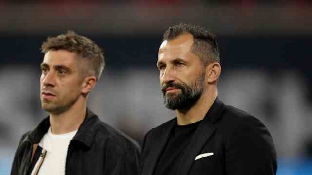 FC Bayern in the Supercup: why so serious?  Marco Neppe, Bavaria's technical director, and Hasan Salihamidzic in Leipzig.