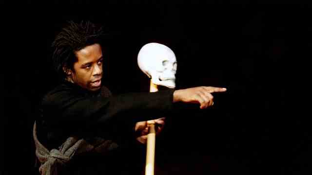Five favorites of the week: Appreciative focus on outstanding actors, here: Adrian Lester as Hamlet.  Arte shows Peter Brook's production.