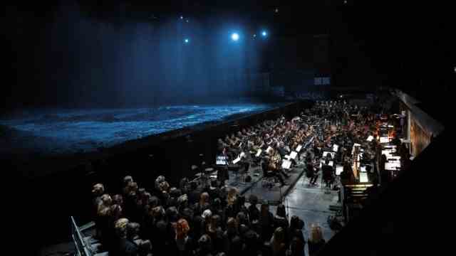Festival Aix-en-Provence: Opera in a former handball hall - a huge black concrete room.