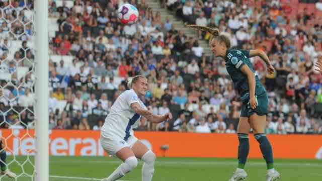 European Football Championship: Double premiere: Sophia Kleinherne (right) hits a free header to make it 1-0 for Germany against Finland - for the defender it was the first goal in the national jersey.