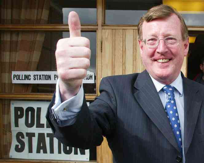 David Trimble leaving a polling station in Lisburn (Northern Ireland) in May 2005.
