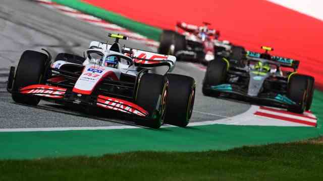 Formula 1 in Spielberg: Stubborn opponent: Lewis Hamilton in the Silver Arrow (centre) couldn't get past Mick Schumacher for half the race.