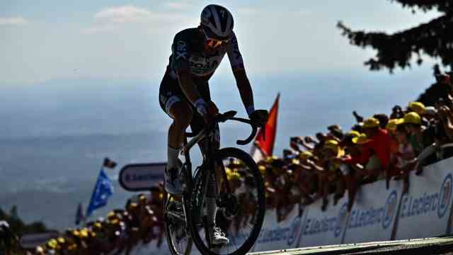 German professional cyclists at the Tour de France: Only 100 meters were missing to win the stage: Bora rider Lennard Kämna in the Vosges.