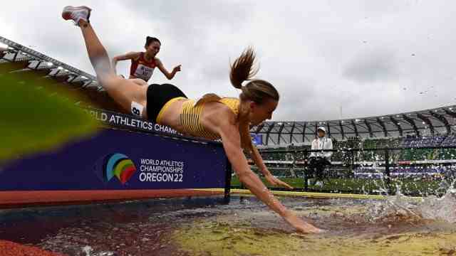 World Championships in Athletics: Involuntary application for the World Swimming Championships: Lea Meyer falls on the obstacle – and still only misses her best time by around five seconds.