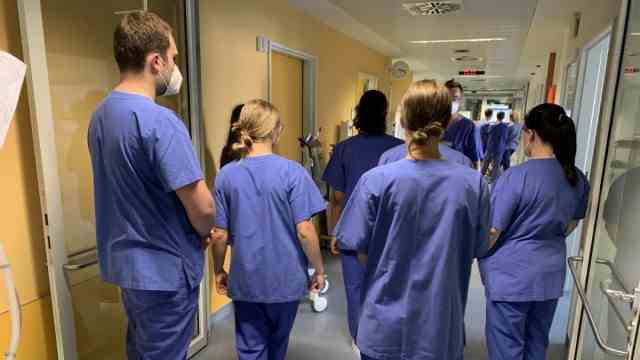 Shortage of skilled workers: For the first time in a blue uniform: Eleven young people who may one day start an apprenticeship at the Ebersberg district clinic.