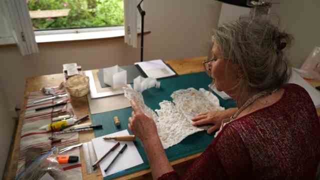 Gräfelfing: Filigree works: Angela Goebels-Pretzel dedicates herself to paper art.