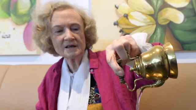 Biography: The pot that never gets empty - magician Fritzi Gerda Roeder amazes her audience.