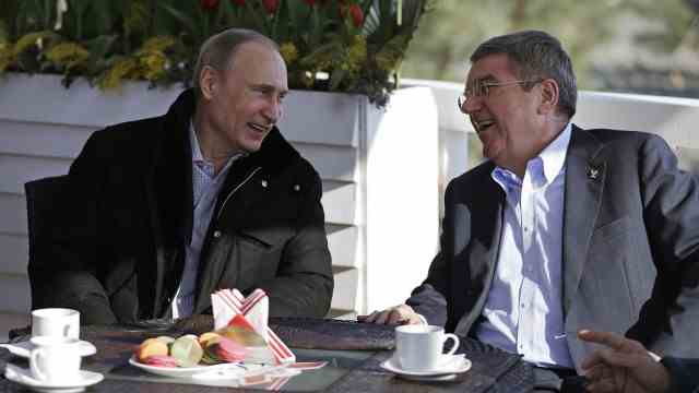 IOC and Russia: A cup of coffee, some fruit and a good mood: Russian President Vladimir Putin (left) and IOC boss Thomas Bach during the 2014 Winter Olympics.