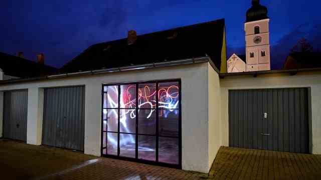 Project in Ebersberg: Light painting before the start of the project: In an inconspicuous garage on the edge of the shopping center, the Kunstverein Ebersberg wants to reduce fears of contact.