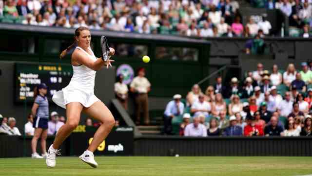 Wimbledon: Jule Niemeier in action against Briton Heather Watson.