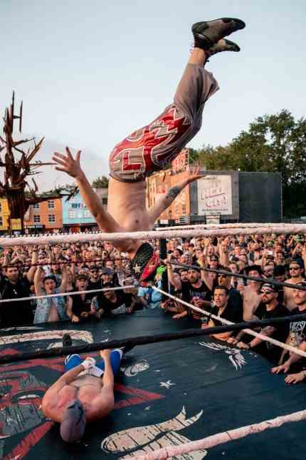 "Free & Easy" Backstage: The Rock'n'Roll Wrestling Bash offers breakneck acrobatics and satirical blows.