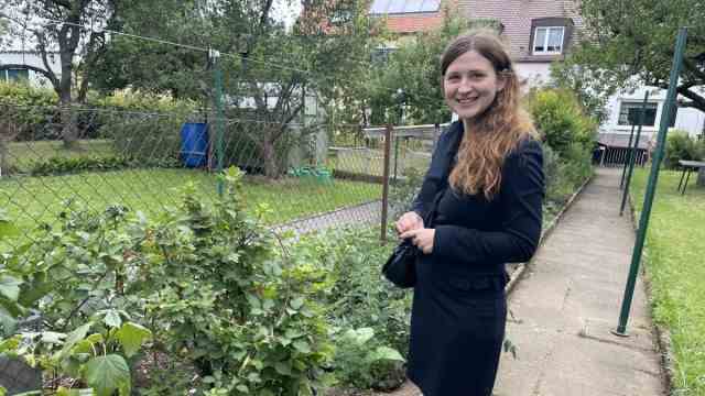 Ukrainian journalist: Emiliia Dieniezhna planted lettuce and pulled weeds in her host's garden.