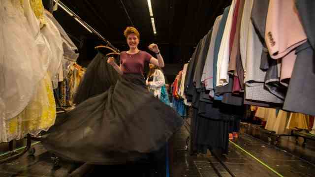 Costume sales in the Gärtnerplatztheater: Going in circles with a puffy tulle skirt: Franka Fix thinks the voluminous robe is great: But what to do with it?